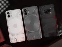 Drei Nothing Phone (2a) werden von hinten gezeigt