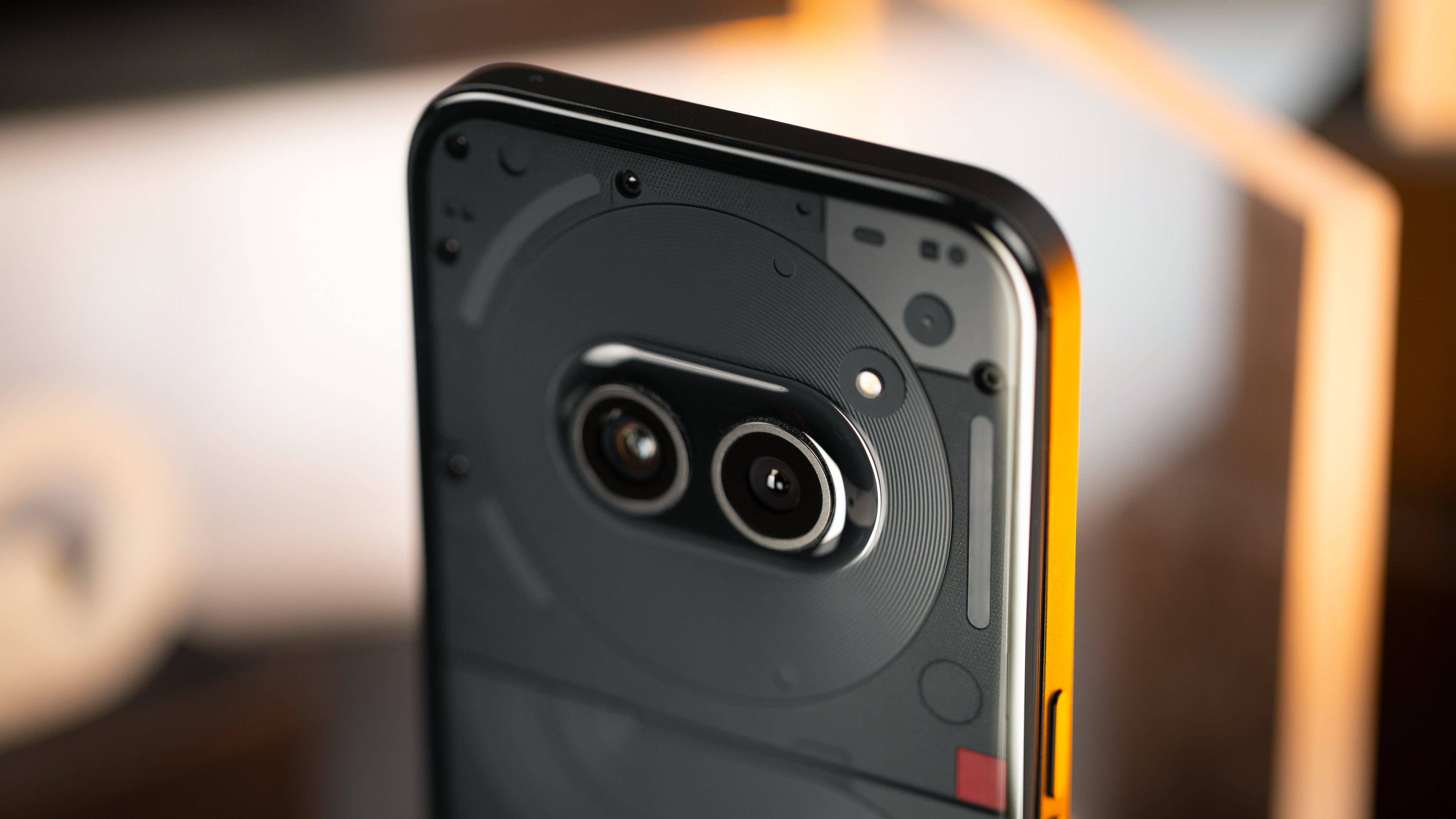 Die Rückseite des Nothing Phone (2a) im Close-Up