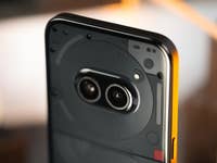 Die Rückseite des Nothing Phone (2a) im Close-Up