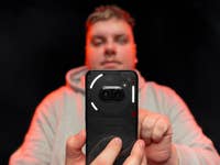 Nothing Phone (2a) wird von nextpit-Redakteur Antoine gehalten