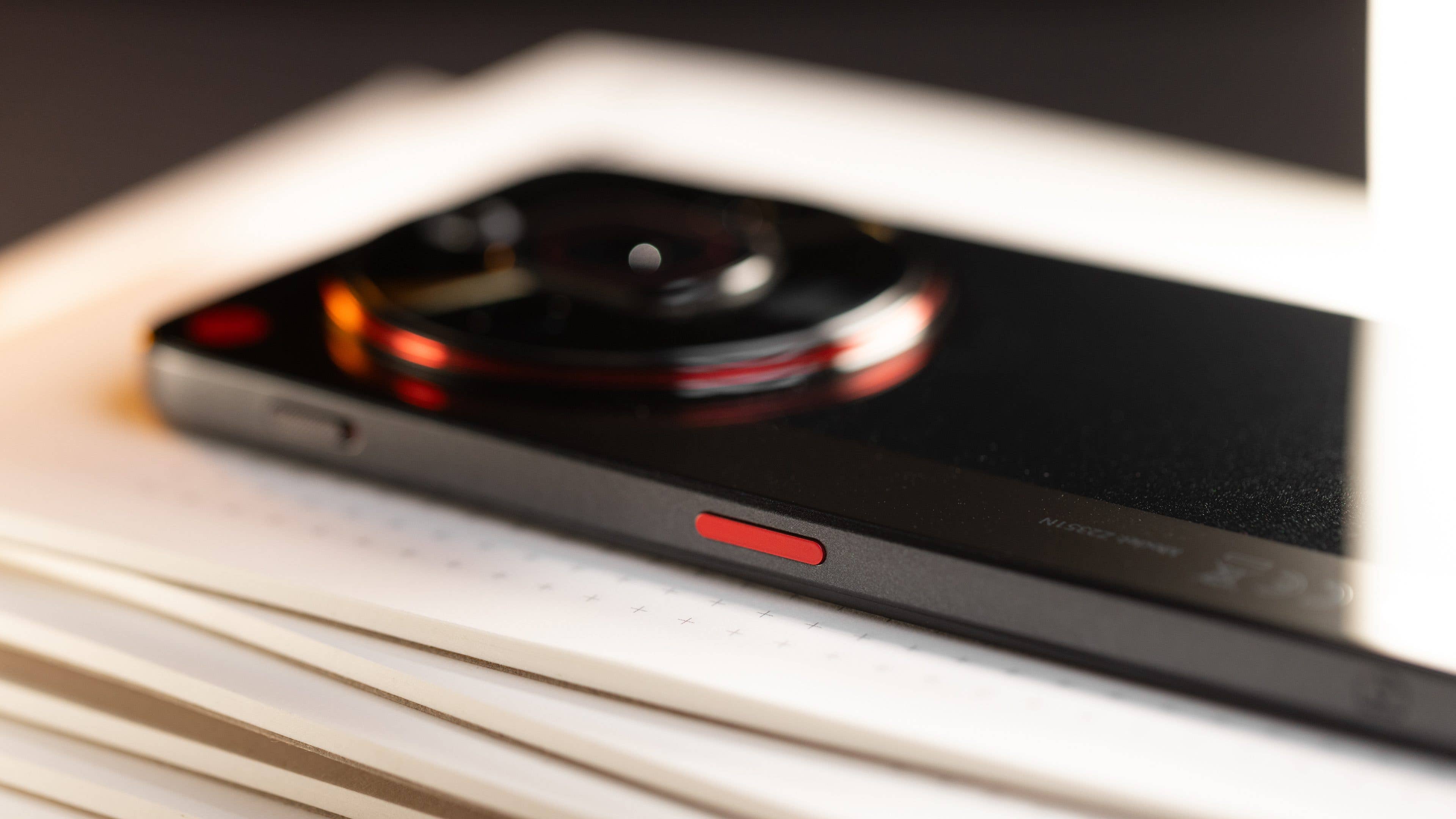 Roter An-/Aus-Knopf des Nubia Focus Pro 5G