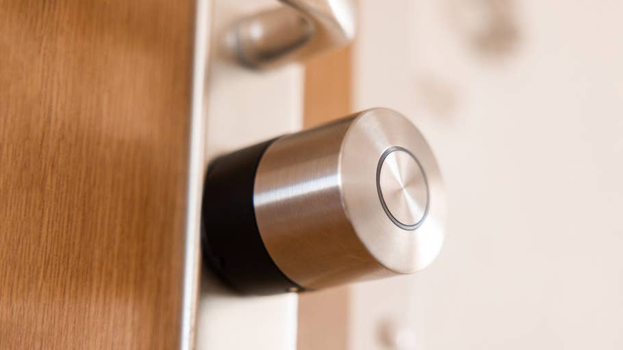 Ein Nuki Smart Lock Pro, montiert an einer Holztür.