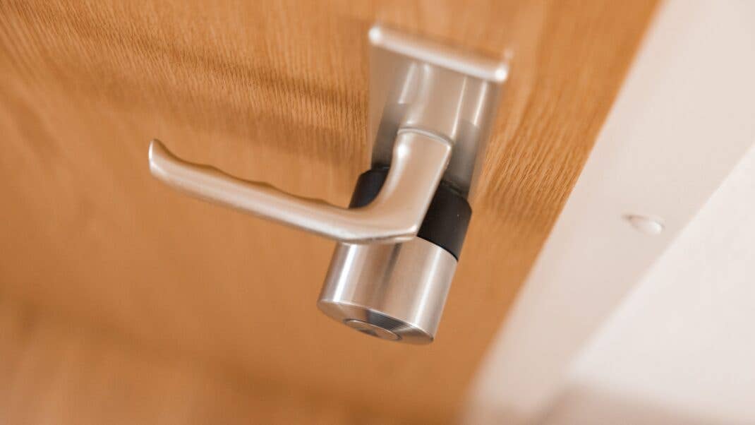 Nahaufnahme eines Nuki Smart Lock Pro an einer Holztür.