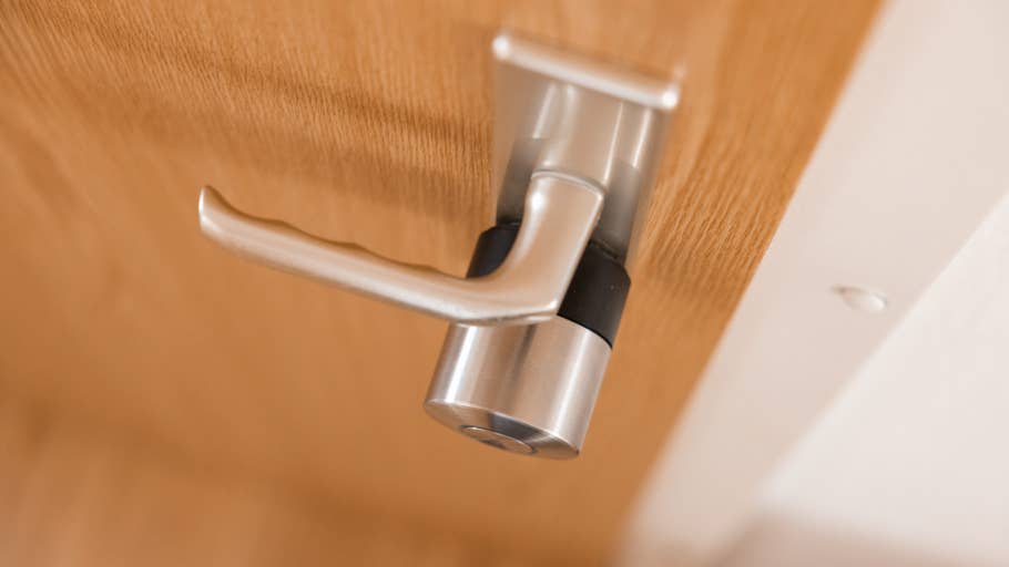 Nahaufnahme eines Nuki Smart Lock Pro an einer Holztür.