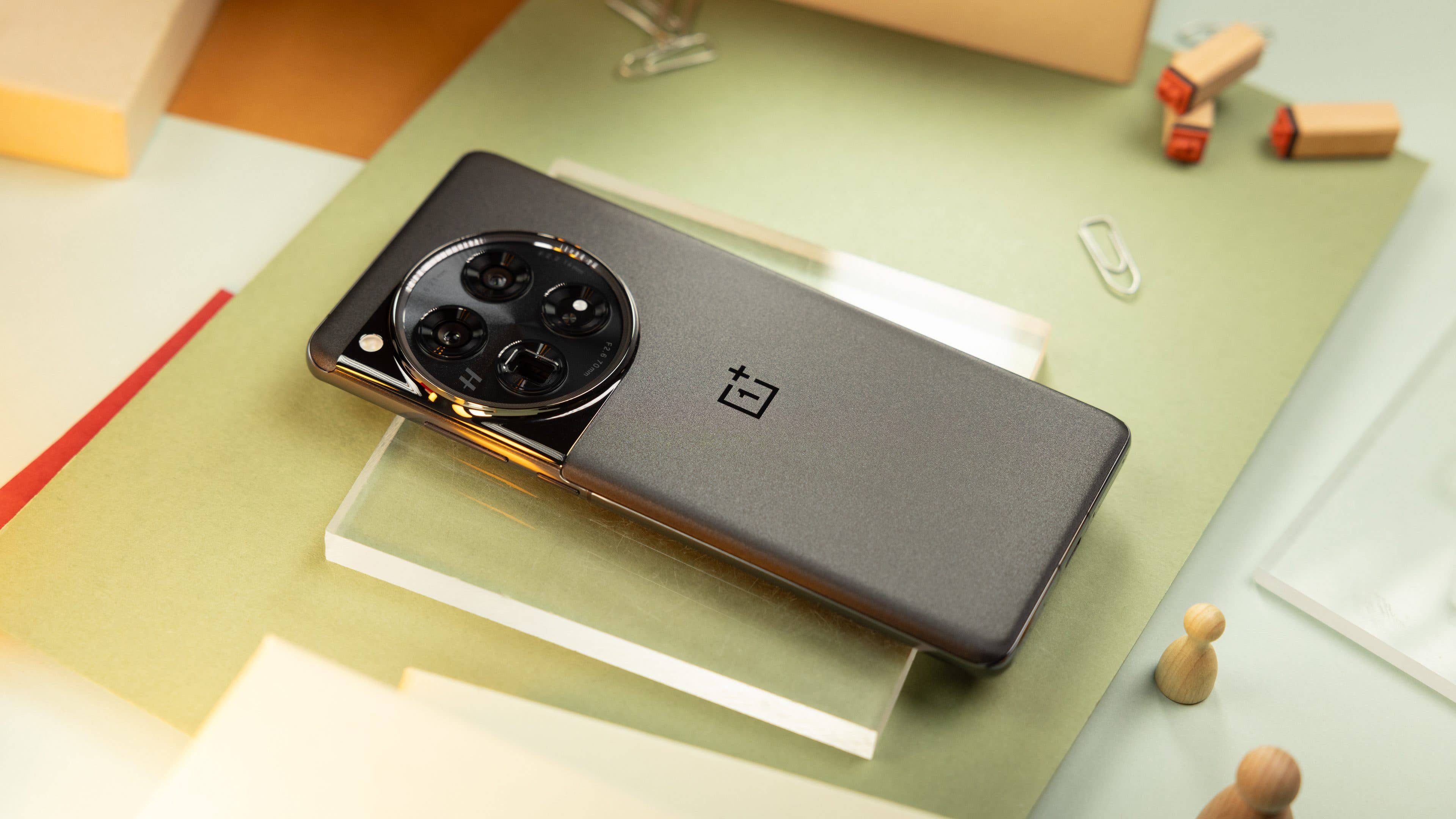 OnePlus 12 auf dem Tisch mit dem Backcover im Detail