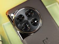 Kameramodul des OnePlus 12 hervorgehoben