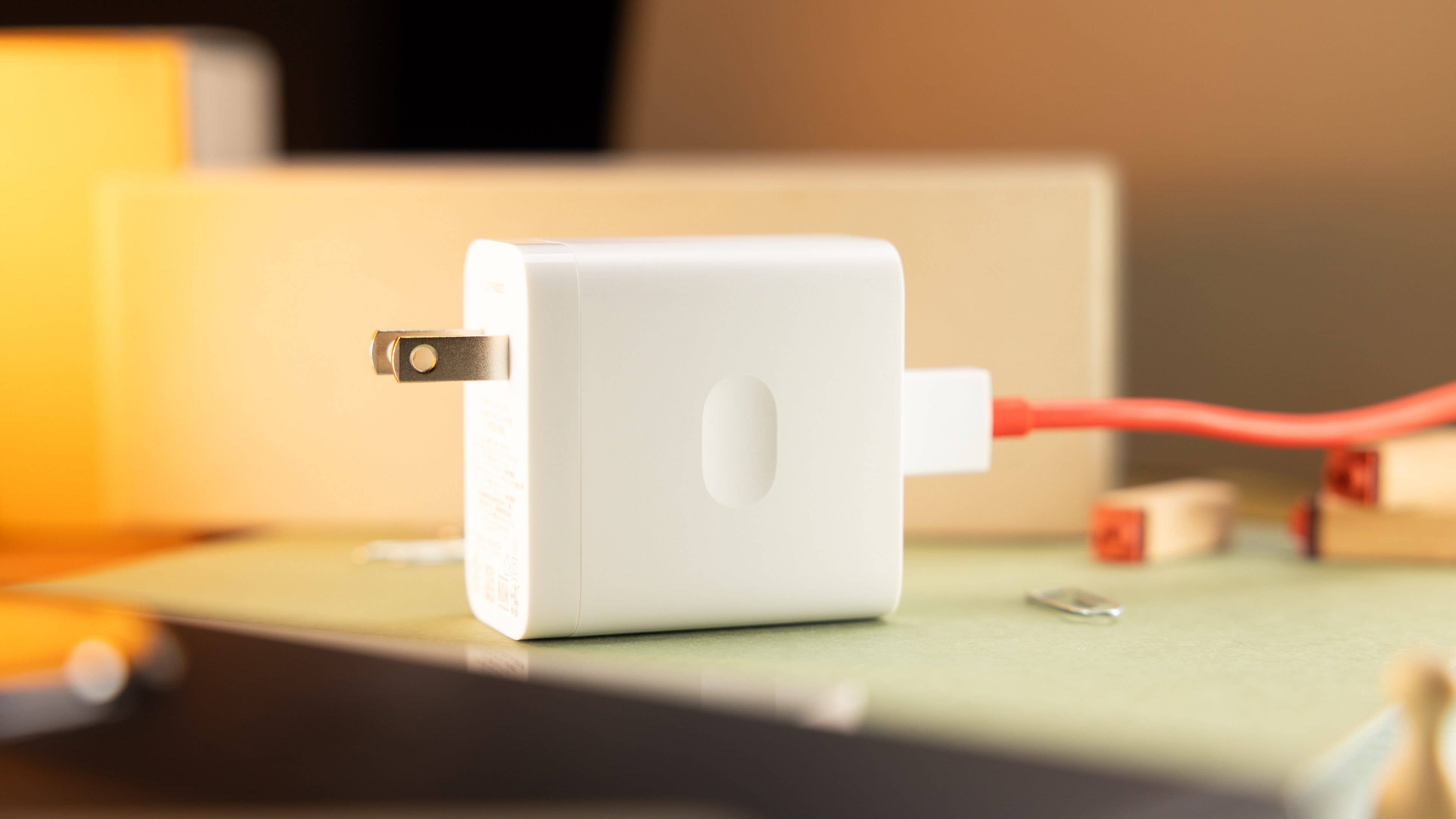 OnePlus 12 kräftiger Ladeadapter im Detail