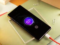 Auf dem Display wird eine Animation des OnePlus 12-Ladegeräts angezeigt