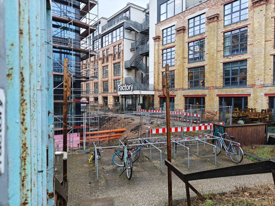 Testbeispiele der OnePlus 12R-Kamera: Tageslicht, Nacht, Selfie.