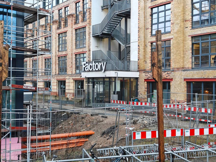 Testbeispiele der OnePlus 12R-Kamera: Tageslicht, Nacht, Selfie.