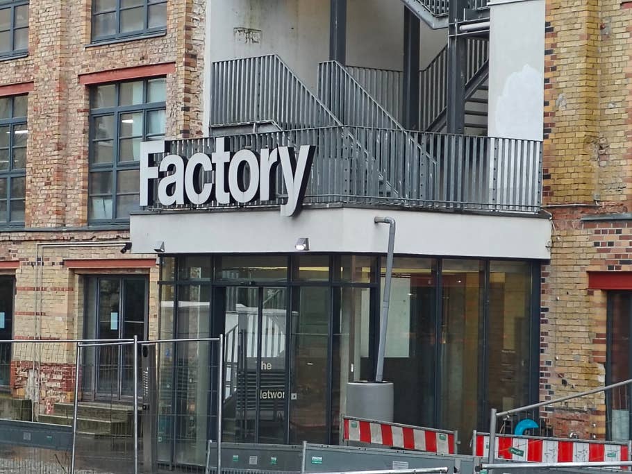 Testbeispiele der OnePlus 12R-Kamera: Tageslicht, Nacht, Selfie.