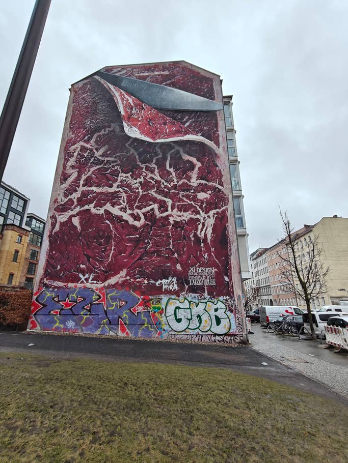 Testbeispiele der OnePlus 12R-Kamera: Tageslicht, Nacht, Selfie.