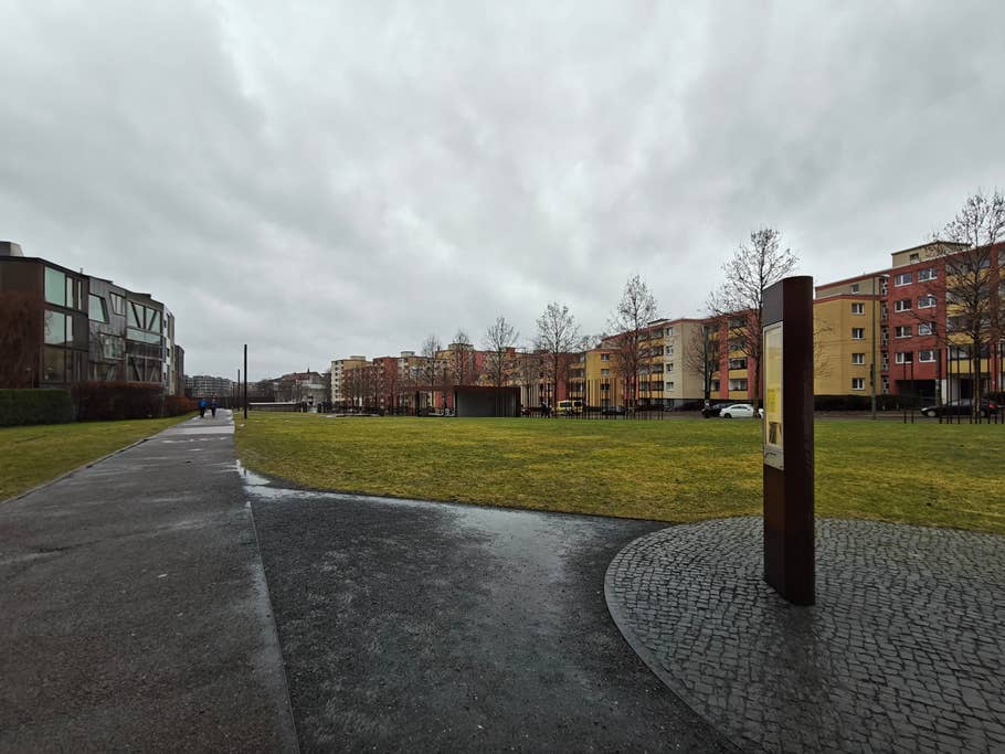 Testbeispiele der OnePlus 12R-Kamera: Tageslicht, Nacht, Selfie.