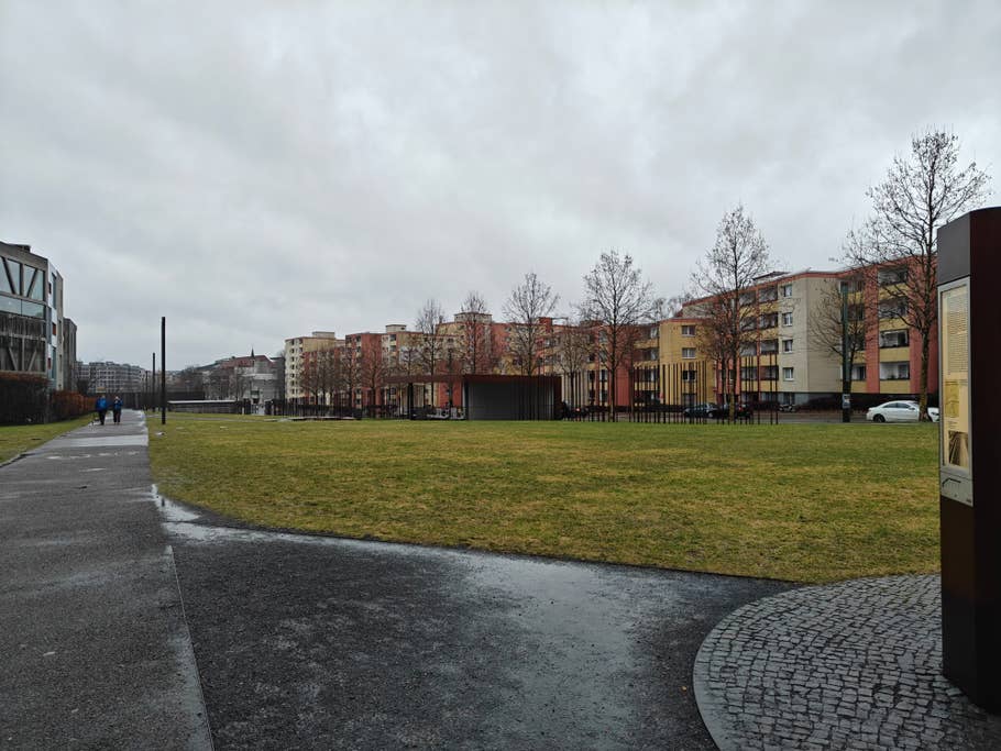 Testbeispiele der OnePlus 12R-Kamera: Tageslicht, Nacht, Selfie.