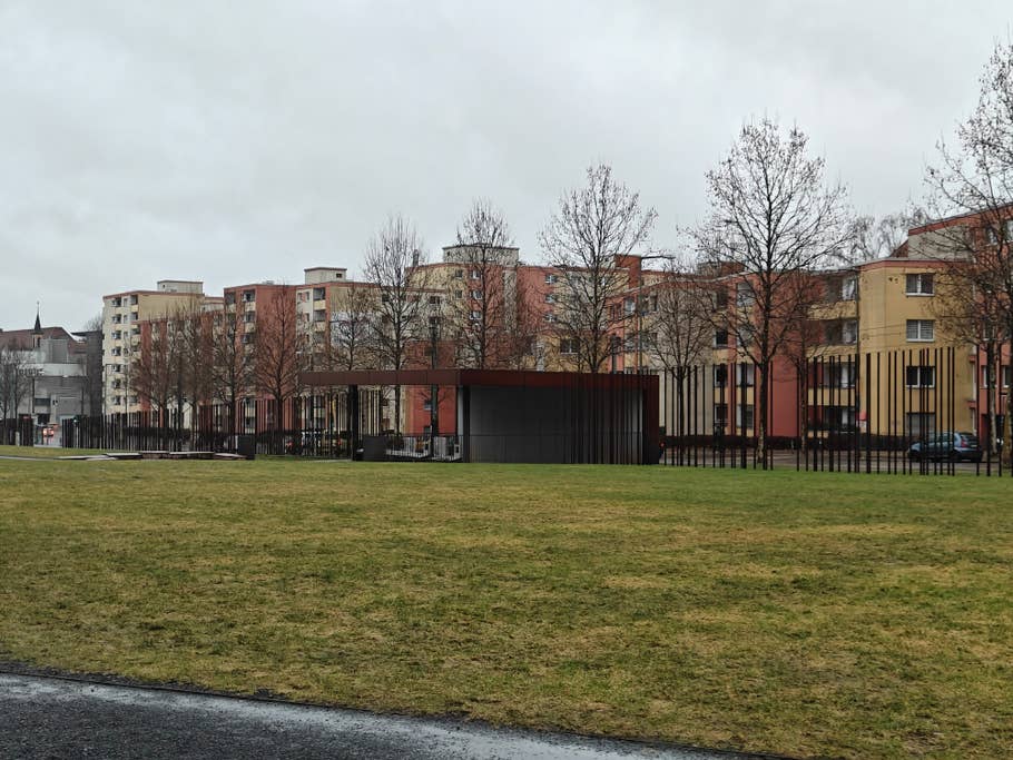 Testbeispiele der OnePlus 12R-Kamera: Tageslicht, Nacht, Selfie.