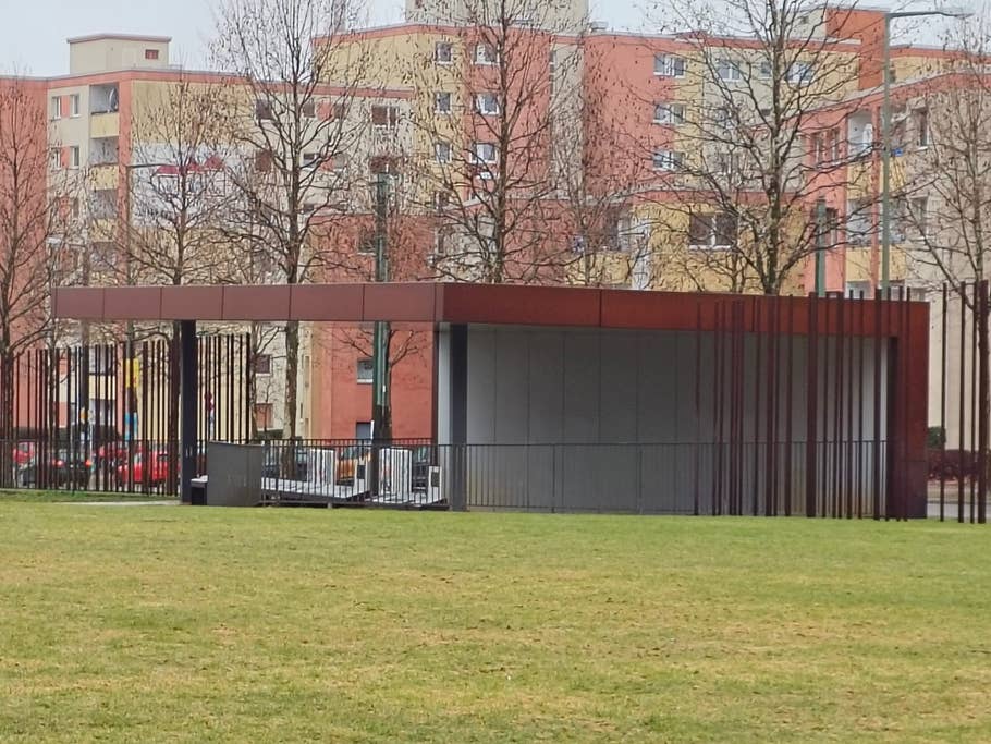 Testbeispiele der OnePlus 12R-Kamera: Tageslicht, Nacht, Selfie.