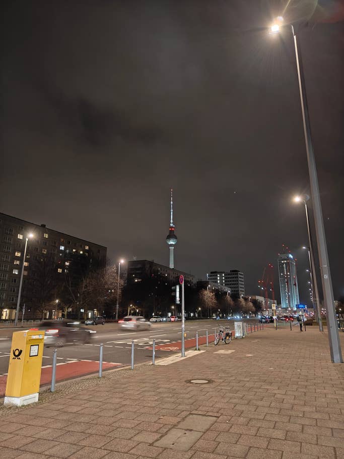 Testbeispiele der OnePlus 12R-Kamera: Tageslicht, Nacht, Selfie.