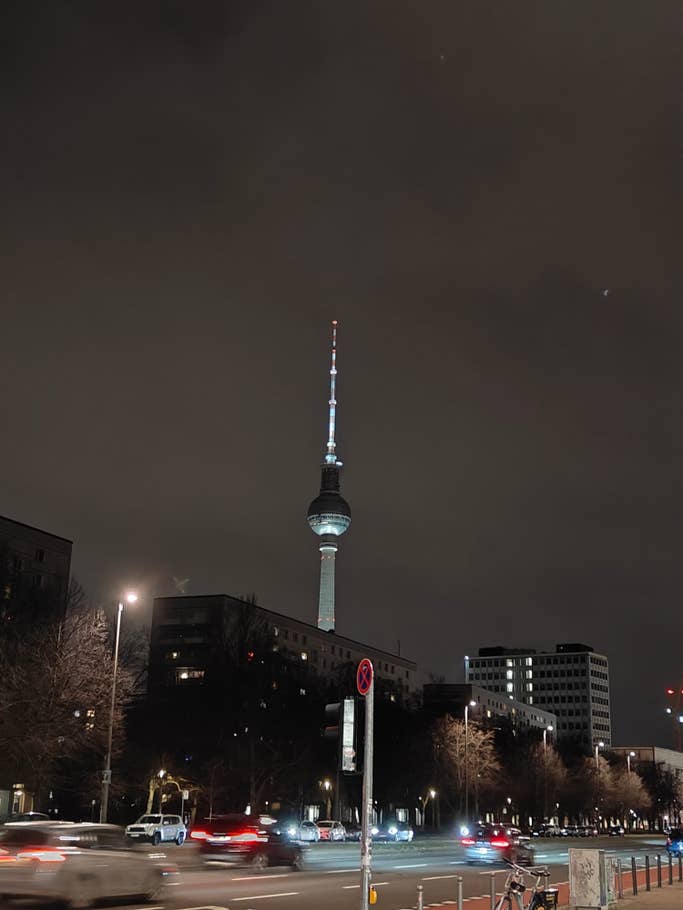 Testbeispiele der OnePlus 12R-Kamera: Tageslicht, Nacht, Selfie.