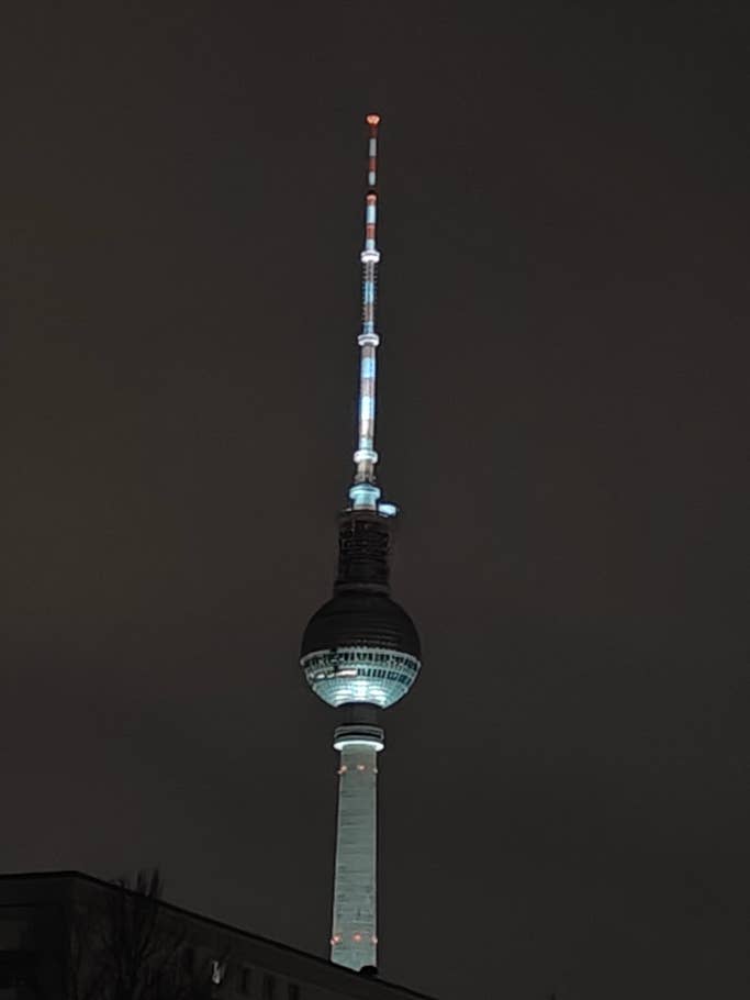 Testbeispiele der OnePlus 12R-Kamera: Tageslicht, Nacht, Selfie.