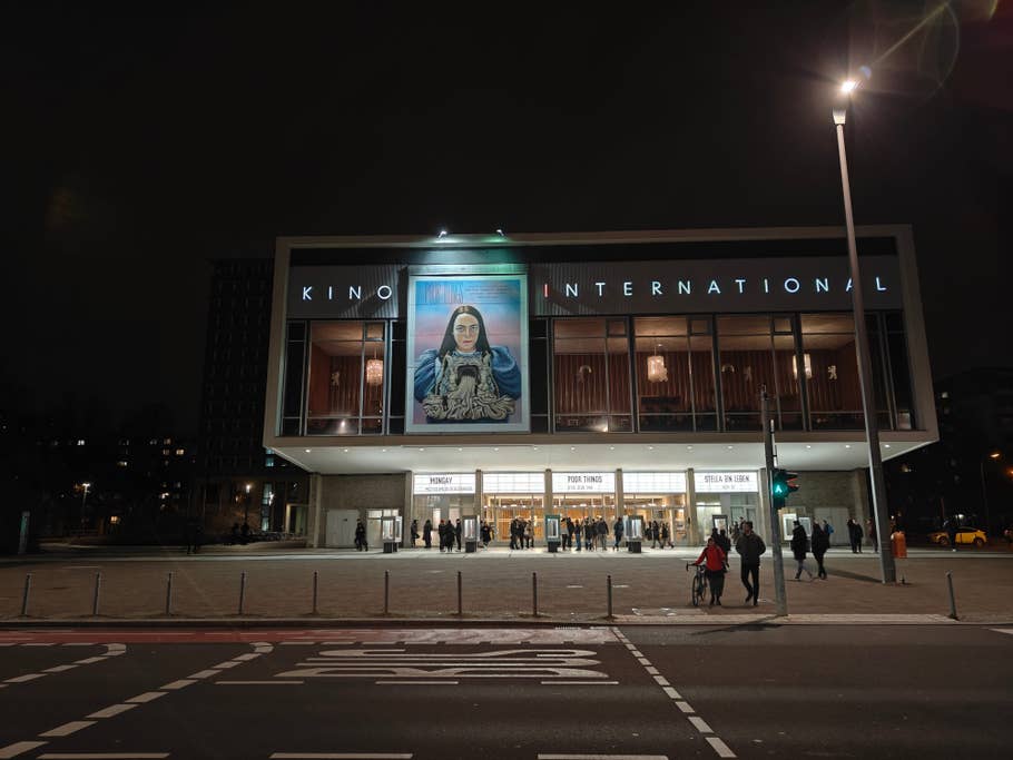 Testbeispiele der OnePlus 12R-Kamera: Tageslicht, Nacht, Selfie.