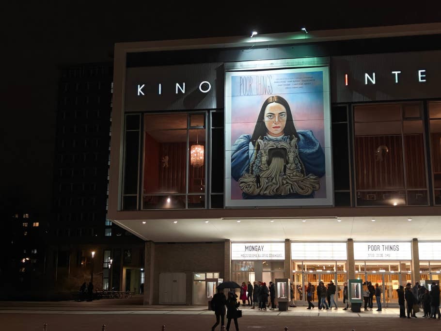 Testbeispiele der OnePlus 12R-Kamera: Tageslicht, Nacht, Selfie.