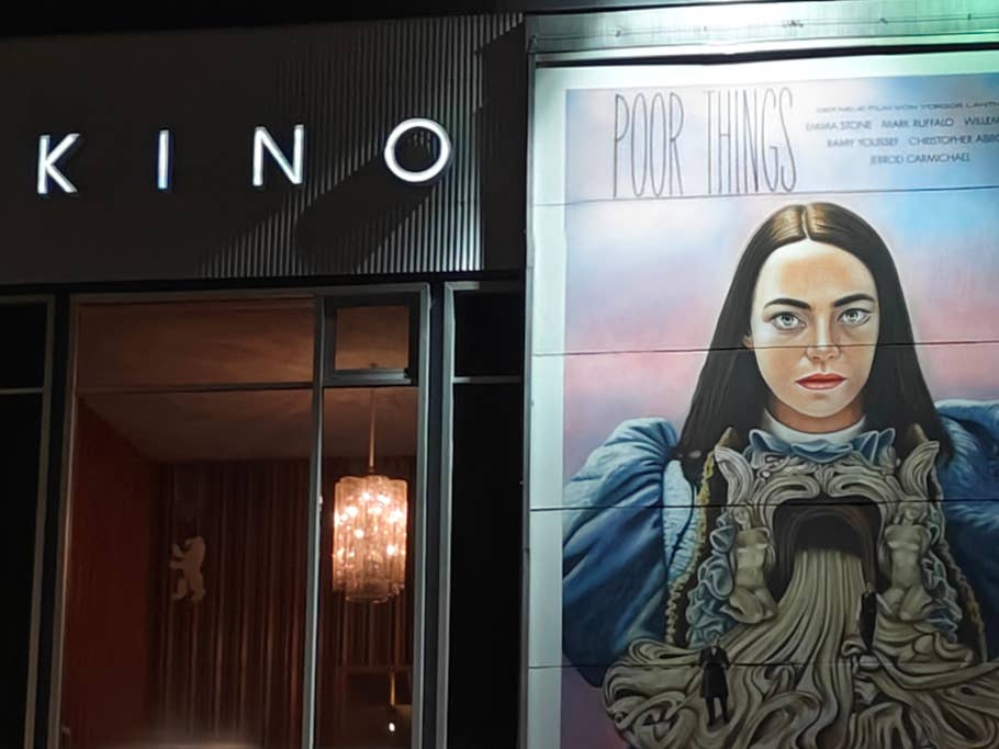 Testbeispiele der OnePlus 12R-Kamera: Tageslicht, Nacht, Selfie.