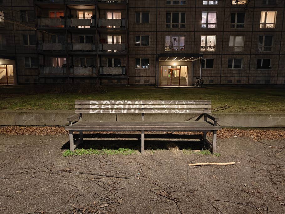 Testbeispiele der OnePlus 12R-Kamera: Tageslicht, Nacht, Selfie.