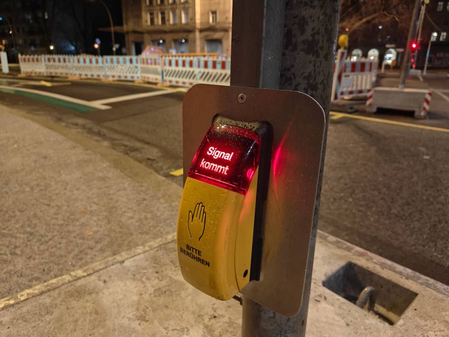 Testbeispiele der OnePlus 12R-Kamera: Tageslicht, Nacht, Selfie.