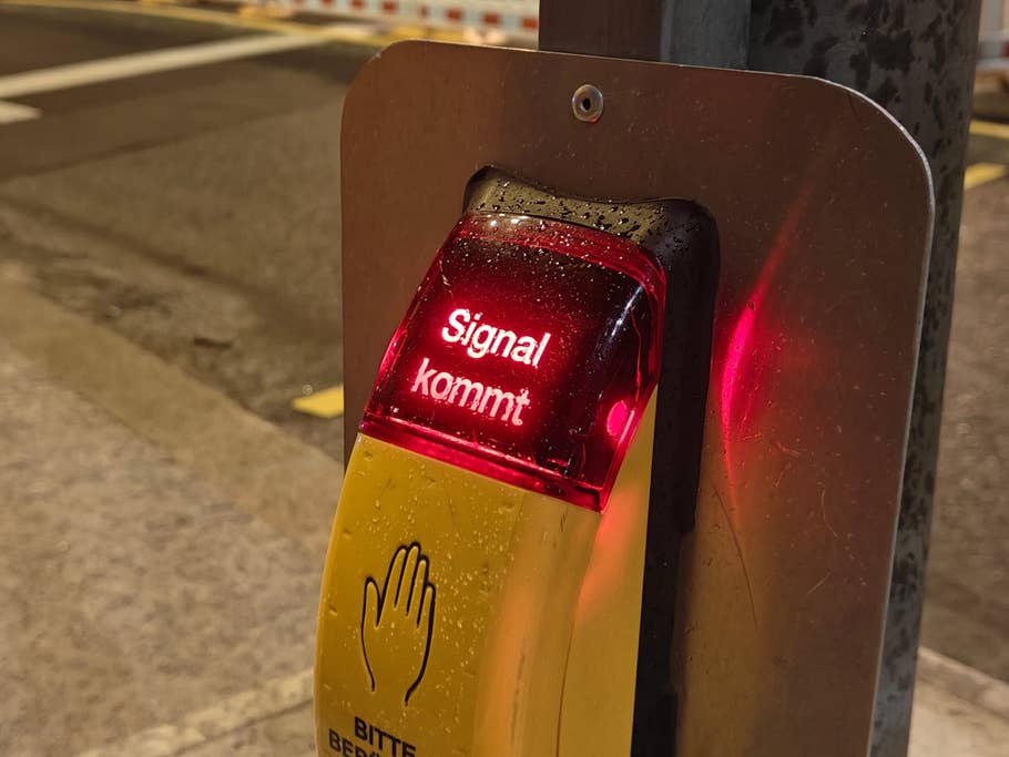 Testbeispiele der OnePlus 12R-Kamera: Tageslicht, Nacht, Selfie.