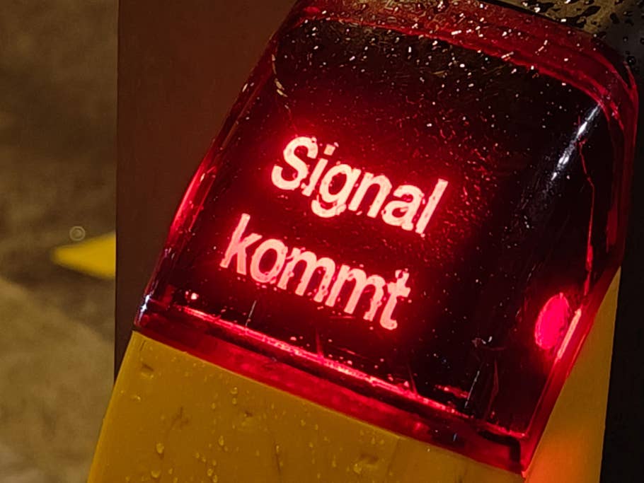 Testbeispiele der OnePlus 12R-Kamera: Tageslicht, Nacht, Selfie.