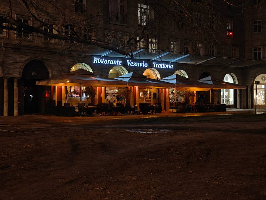 Testbeispiele der OnePlus 12R-Kamera: Tageslicht, Nacht, Selfie.