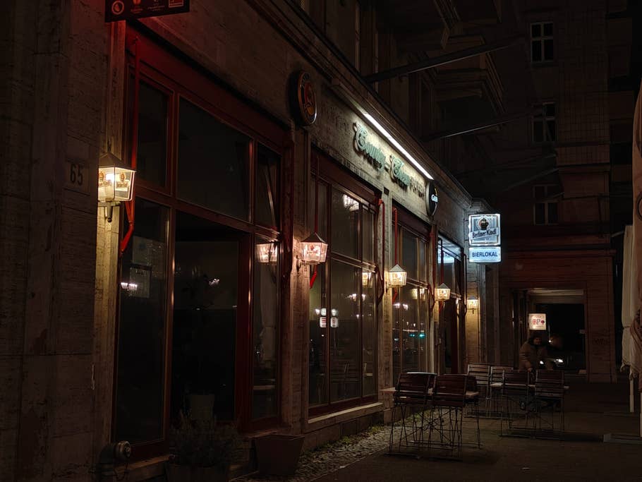 Testbeispiele der OnePlus 12R-Kamera: Tageslicht, Nacht, Selfie.