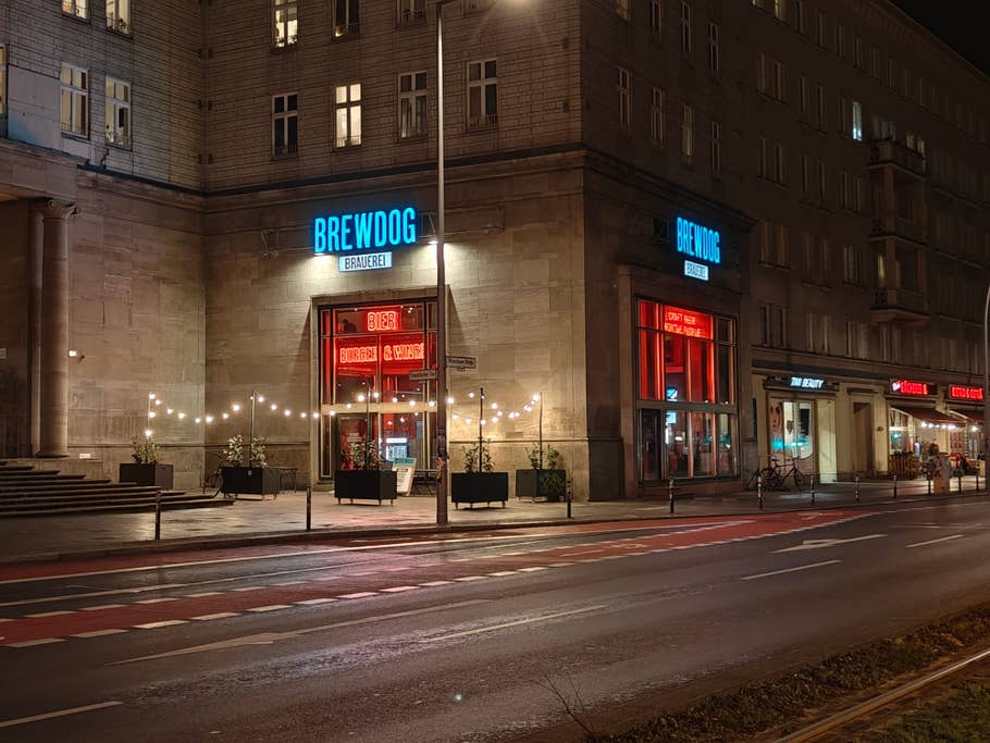 Testbeispiele der OnePlus 12R-Kamera: Tageslicht, Nacht, Selfie.