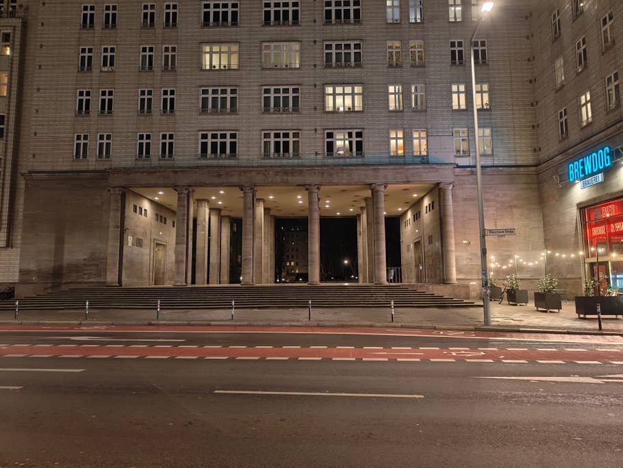 Testbeispiele der OnePlus 12R-Kamera: Tageslicht, Nacht, Selfie.