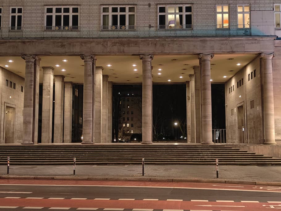 Testbeispiele der OnePlus 12R-Kamera: Tageslicht, Nacht, Selfie.