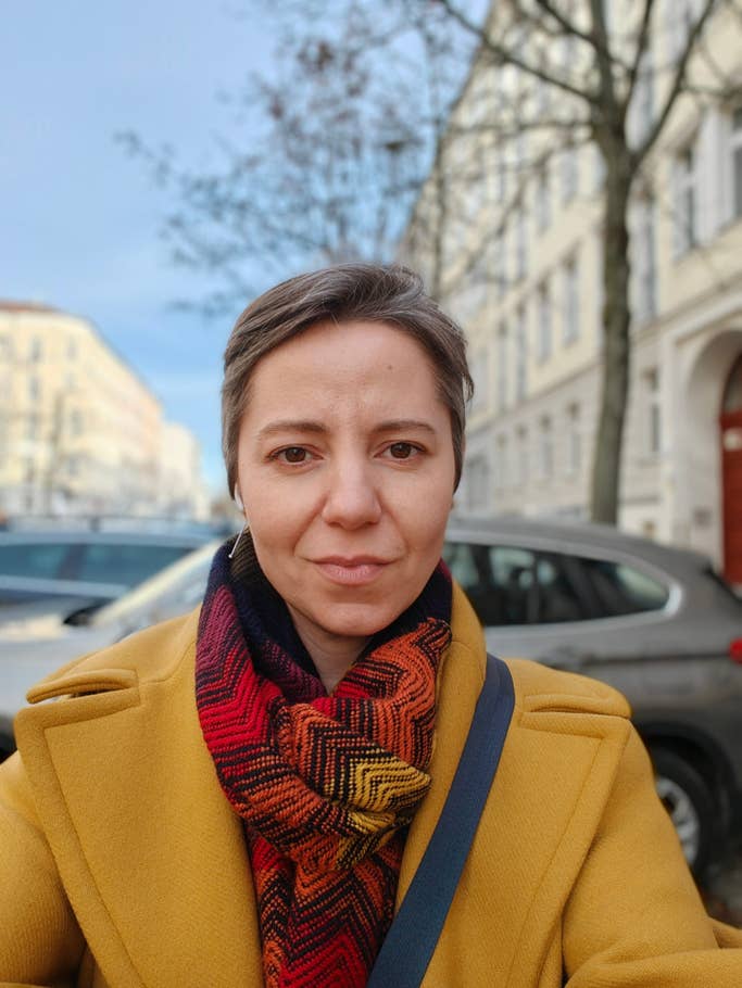 Testbeispiele der OnePlus 12R-Kamera: Tageslicht, Nacht, Selfie.