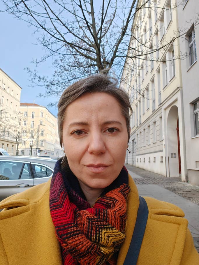 Testbeispiele der OnePlus 12R-Kamera: Tageslicht, Nacht, Selfie.