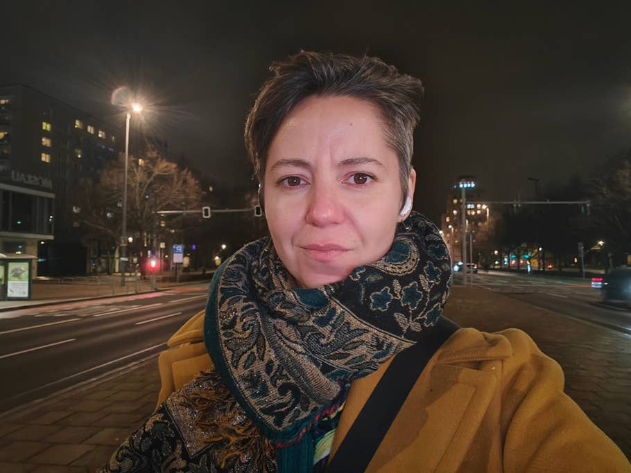 Testbeispiele der OnePlus 12R-Kamera: Tageslicht, Nacht, Selfie.