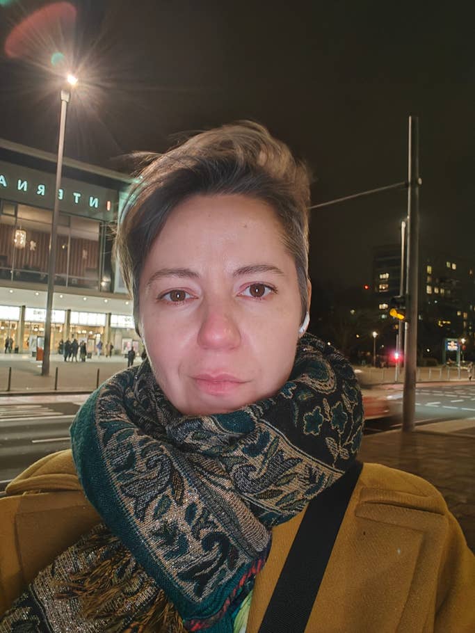 Testbeispiele der OnePlus 12R-Kamera: Tageslicht, Nacht, Selfie.