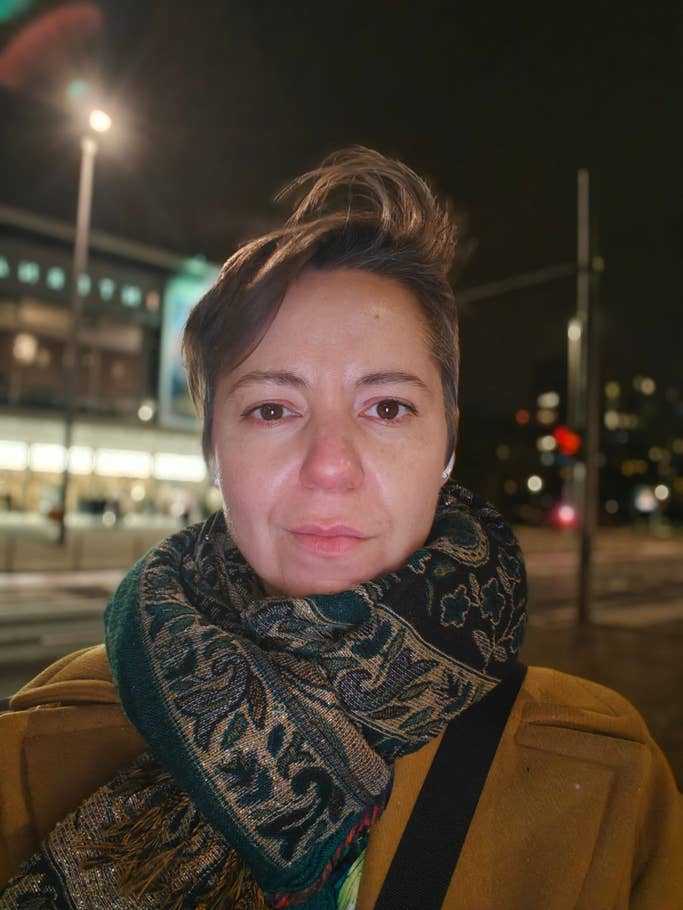 Testbeispiele der OnePlus 12R-Kamera: Tageslicht, Nacht, Selfie.