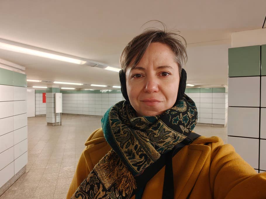 Testbeispiele der OnePlus 12R-Kamera: Tageslicht, Nacht, Selfie.