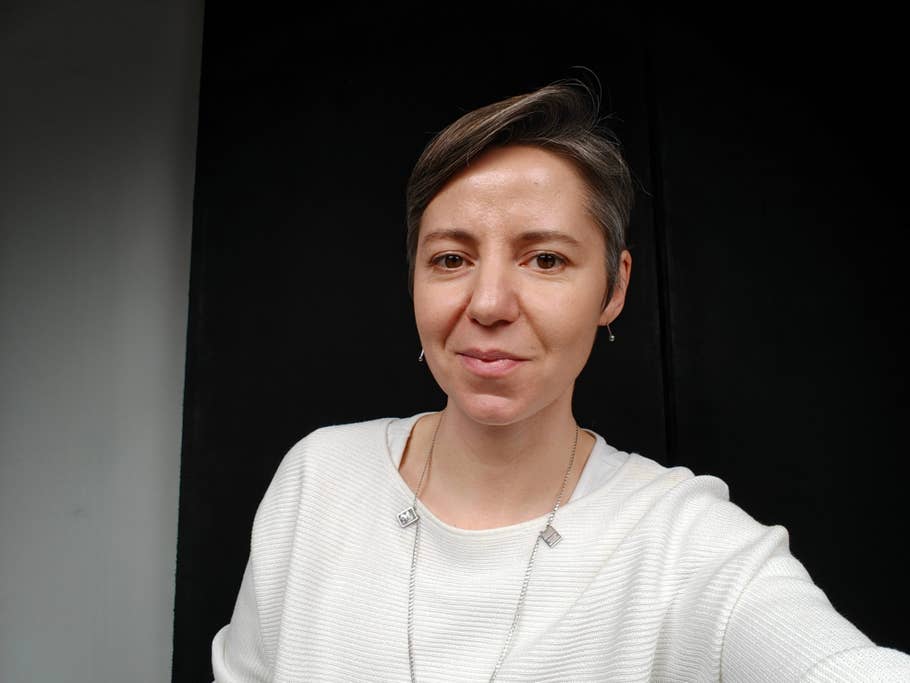 Testbeispiele der OnePlus 12R-Kamera: Tageslicht, Nacht, Selfie.