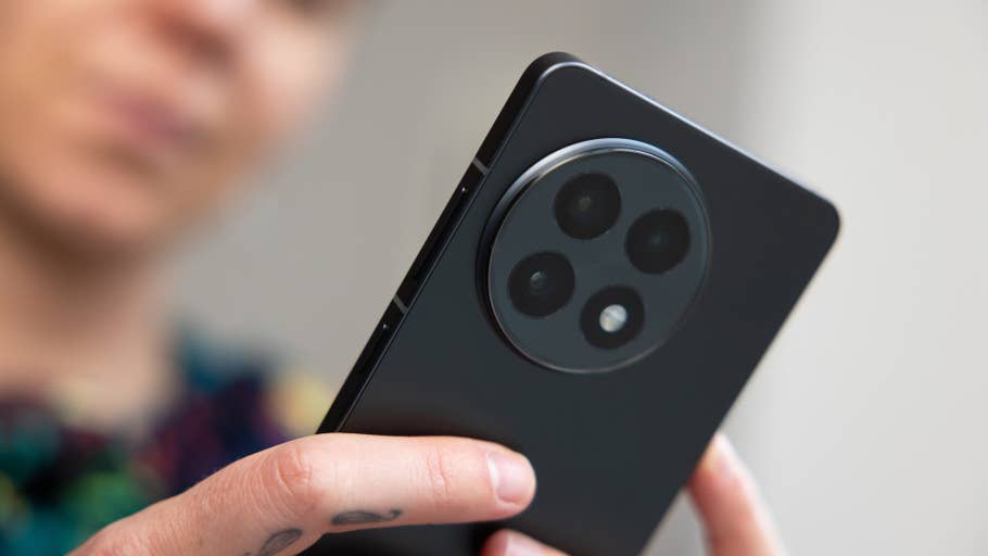 Eine Person hält ein OnePlus 13R-Smartphone in der Hand und zeigt das Design der Rückkamera.