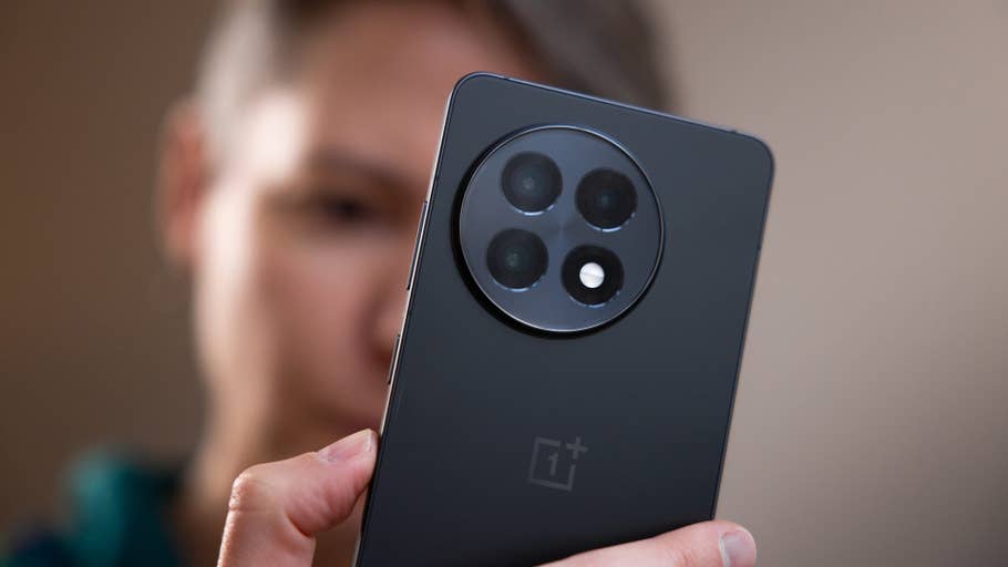Nahaufnahme eines OnePlus 13R-Smartphones, das von einer Person gehalten wird.