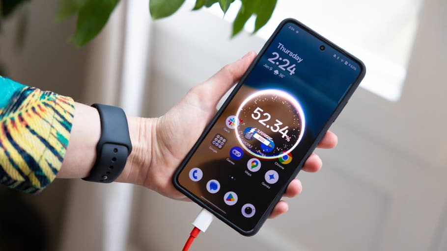 Eine Person hält ein OnePlus 13R-Smartphone.