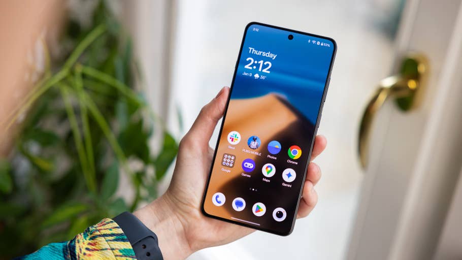 Eine Person hält ein OnePlus 13R-Smartphone.