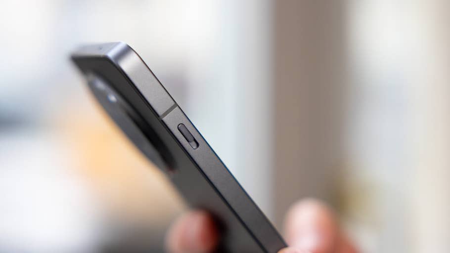 Nahaufnahme des OnePlus 13R Smartphones mit Hervorhebung der seitlichen Tasten und des Kameramoduls.