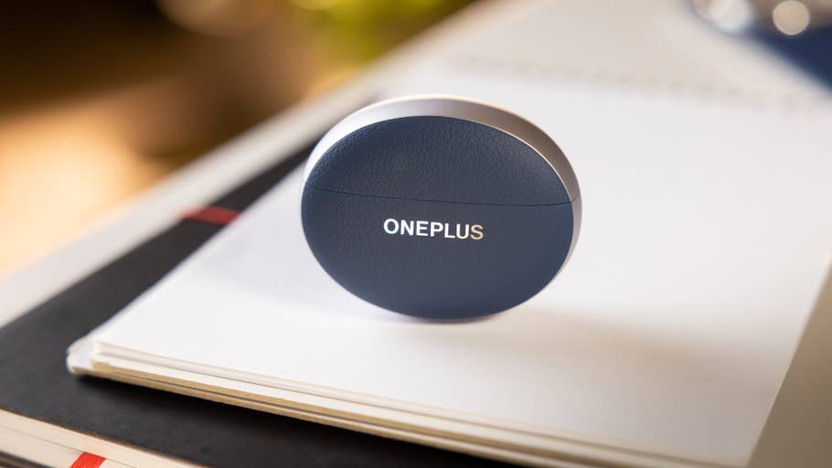 Ein blauer OnePlus-Ohrhörer-Etui mit Logo auf einem Notizblock.