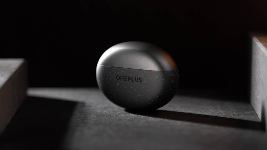 OnePlus Nord Buds 3 Pro-Ladegehäuse in einem dunklen Rahmen.