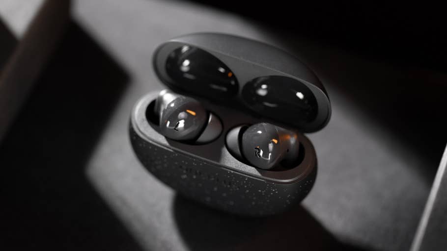 Kabellose Kopfhörer in einer Ladebox mit elegantem schwarzem Design.